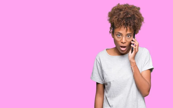 Fiatal Afrikai Amerikai Beszél Smartphone Elszigetelt Háttérhez Képest Félek Sokk — Stock Fotó
