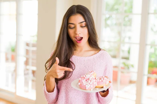 Belle Jeune Femme Souriante Tenant Une Assiette Pleine Délicieux Beignets — Photo