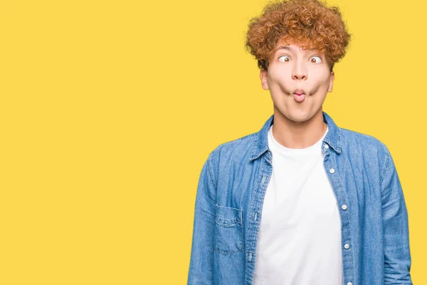 Homem Bonito Jovem Com Cabelo Afro Usando Jaqueta Ganga Fazendo — Fotografia de Stock