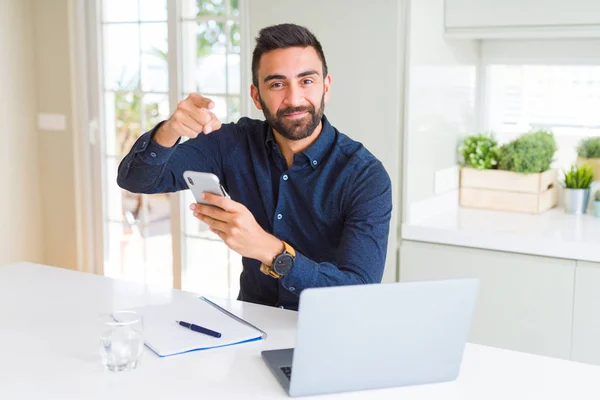 Hombre Negocios Hispano Guapo Usando Teléfono Inteligente Portátil Oficina Señalando — Foto de Stock