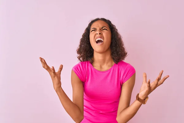 Jonge Braziliaanse Vrouw Draagt Shirt Staande Geïsoleerde Roze Achtergrond Gek — Stockfoto