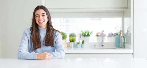 Weitwinkelbild Der Schönen Jungen Frau Sitzt Auf Weißem Tisch Hause — Stockfoto