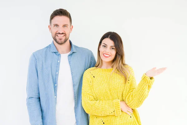 Jovem Belo Casal Togheter Sobre Fundo Isolado Sorrindo Alegre Apresentando — Fotografia de Stock