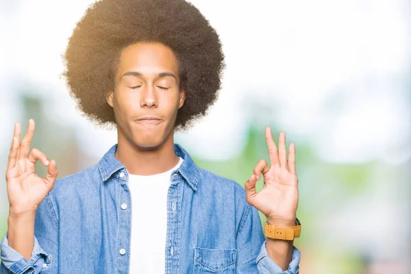 Jovem Americano Africano Com Cabelo Afro Relaxar Sorrir Com Olhos — Fotografia de Stock