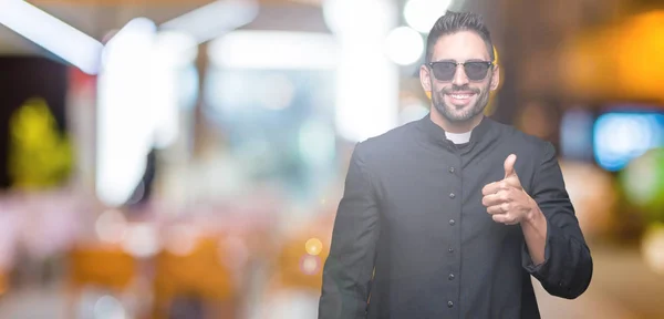 Joven Sacerdote Cristiano Con Gafas Sol Sobre Fondo Aislado Haciendo —  Fotos de Stock