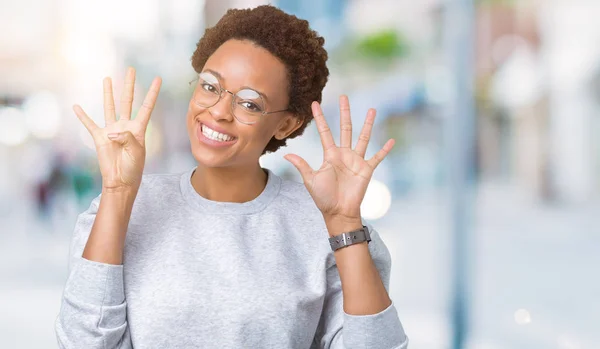 Unga Vackra Afroamerikanska Kvinnan Bär Glasögon Över Isolerade Bakgrund Visar — Stockfoto