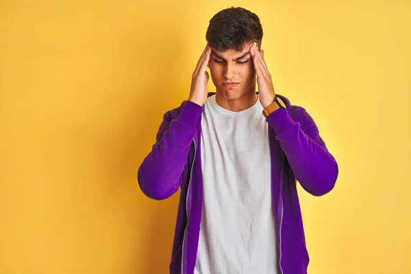 보라색 스웨트셔츠를 남자가 고립된 노란색 머리에 통증을 호소하기 때문에 스트레스가 — 스톡 사진