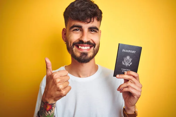 Jovem Com Tatuagem Vestindo Passaporte Dos Eua Sobre Fundo Amarelo — Fotografia de Stock