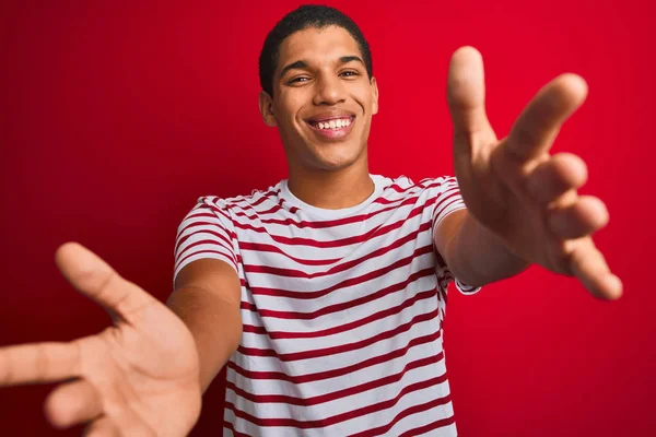 Ung Vacker Arabisk Man Bär Randig Shirt Över Isolerad Röd — Stockfoto