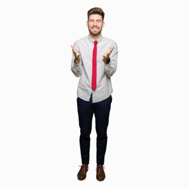 Genç yakışıklı iş adamı deli ve silah ile başarı için deli kutluyor kaldırdı ve heyecanlı çığlık gözler kapalı. Kazanan kavramı