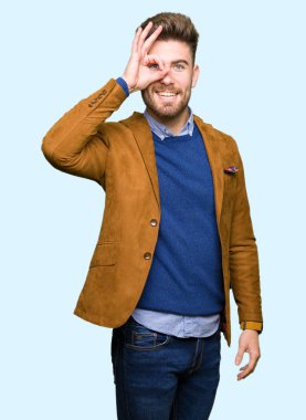 Genç yakışıklı iş adam el gülümseyen ile ok jest yapıyor, göz mutlu yüz ile parmaklar görünümlü.