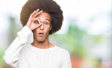 Afro saç ile genç Afrikalı Amerikalı adam gözlük giyiyor ok jest sürpriz yüz, göz parmaklar ile bakarak şok yapıyor. İnanılmaz ifade.