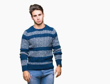 Yakışıklı delikanlı izole arka plan üzerinde depresif ve kızgın ve korkmuş ağlıyor sıkıntı için endişeleniyorum. Üzgün ifade.