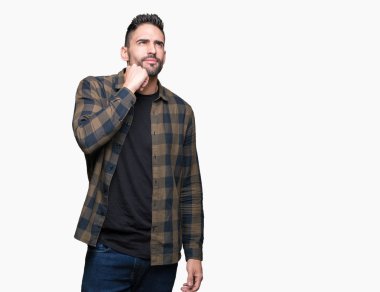 Yakışıklı delikanlı çene düşünme hakkında soru, dalgın ifade üzerine el ile izole arka plan üzerinde. Düşünceli yüzüyle gülümsüyor. Şüphe kavramı.