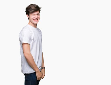 Genç yakışıklı giyiyor rahat beyaz t-shirt yüzünde mutlu ve güzel bir gülümseme ile izole arka plan üzerinde adam. Şanslı kişi.