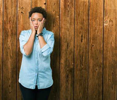 Yüz, depresyon ve üzüntü, kapsayan izole arka plan yorgun eller genç güzel Afrikalı-Amerikalı kadın üzgün ve sorun için tahriş