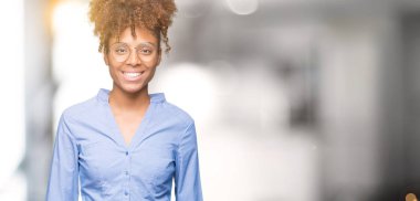Güzel genç Afro-Amerikan iş kadını yüzünde mutlu ve güzel bir gülümseme ile izole arka plan üzerinde. Şanslı kişi.
