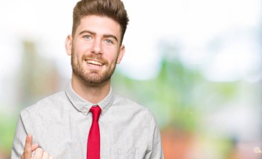 Genç yakışıklı iş adamı Beckoning gel burada mutlu ve gülümseyerek el davet ile jest