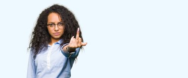 Kıvırcık saçlı orta parmak, kaba ve kaba lanet ifade kapalı gösterilen gözlüklü genç güzel iş kız