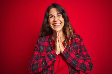 Kırmızı izole arka planda ayakta rahat ceket giyen genç güzel kadın boyun ağrısı yaralanma muzdarip, el ile boyun dokunmadan, kas ağrısı