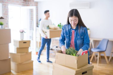 Güzel genç Asya çift seyir mutlu ve Smiling heyecanlı Moving için bir yeni ev