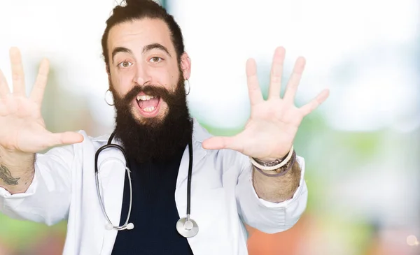 Läkare Med Långt Hår Bär Medicinsk Päls Och Stetoskop Visar — Stockfoto