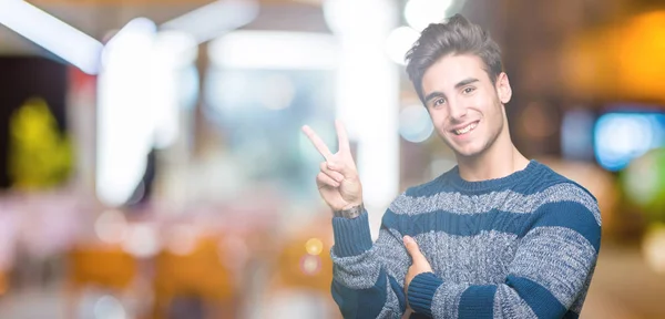 Joven Hombre Guapo Sobre Fondo Aislado Sonriendo Con Cara Feliz —  Fotos de Stock