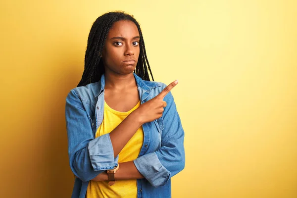 Mujer Afroamericana Joven Con Camisa Mezclilla Pie Sobre Fondo Amarillo —  Fotos de Stock