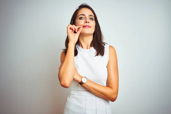 Jonge Mooie Vrouw Dragen Jurk Staande Witte Geïsoleerde Achtergrond Mond — Stockfoto