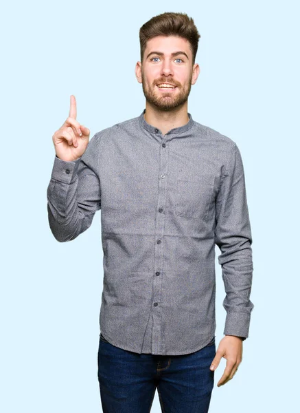 Ung Snygg Business Casual Människan Pekande Finger Upp Med Lyckad — Stockfoto