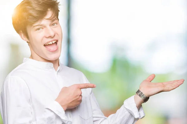 Joven Hombre Negocios Guapo Sobre Fondo Aislado Sorprendido Sonriendo Cámara —  Fotos de Stock