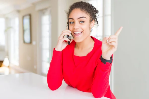 Jovem Afro Americana Tendo Uma Conversa Falando Smartphone Muito Feliz — Fotografia de Stock