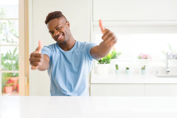 Bel Homme Afro Américain Portant Shirt Décontracté Maison Approuvant Faire — Photo