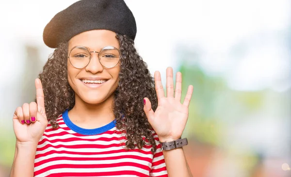 Mooie Jongedame Met Krullend Haar Dragen Brillen Mode Baret Tonen — Stockfoto