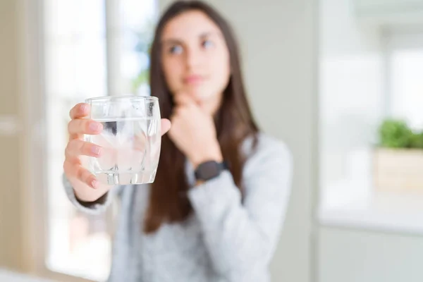 Schöne Junge Frau Die Ein Frisches Glas Wasser Trinkt Ernstes — Stockfoto