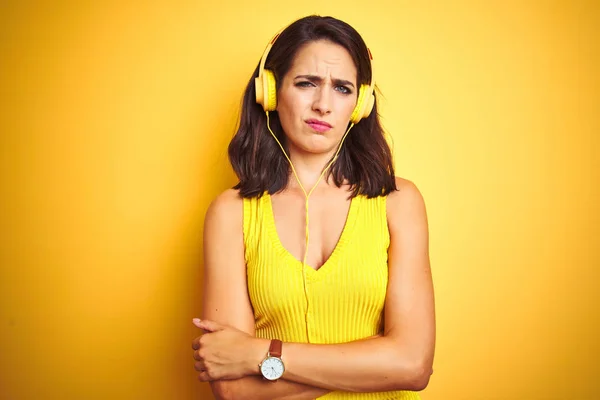 Joven Mujer Hermosa Escuchando Música Usando Auriculares Sobre Fondo Amarillo — Foto de Stock