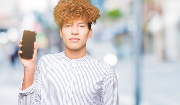 Junger Gutaussehender Mann Zeigt Smartphone Bildschirm Mit Selbstbewusstem Gesichtsausdruck — Stockfoto