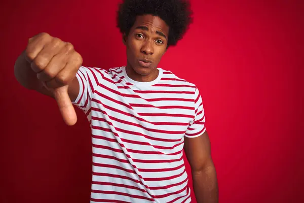 Afro Saç Ile Genç Afrikalı Amerikan Adam Izole Kırmızı Arka — Stok fotoğraf