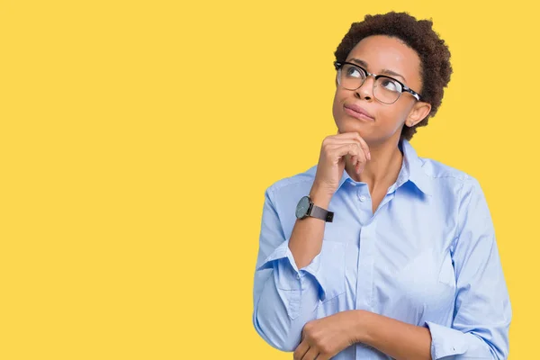 顎に手を使って孤立した背景上の若い美しいアフリカ系アメリカ人ビジネスウーマン疑問について考え 物思い表現 思慮深い顔をして微笑む ダウトコンセプト — ストック写真