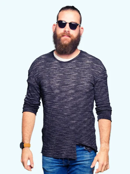 Unga Hipster Mannen Bär Solglasögon Med Allvarliga Uttryck Ansiktet Enkel — Stockfoto