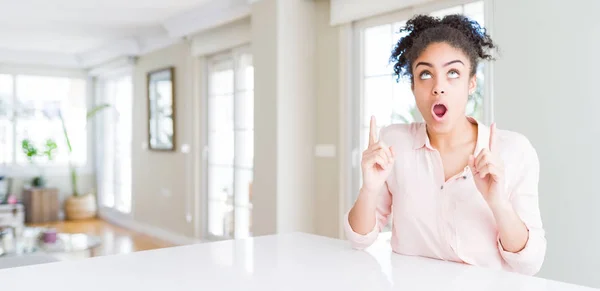 Amplio Ángulo Hermosa Mujer Afroamericana Con Cabello Afro Asombrado Sorprendido —  Fotos de Stock