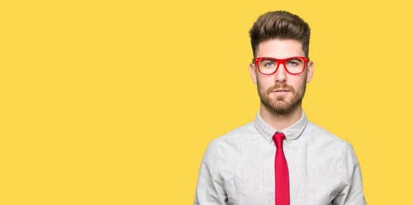 Fiatal Jóképű Üzletember Szemüveg Komoly Kifejezés Arcán Egyszerű Természetes Néz — Stock Fotó