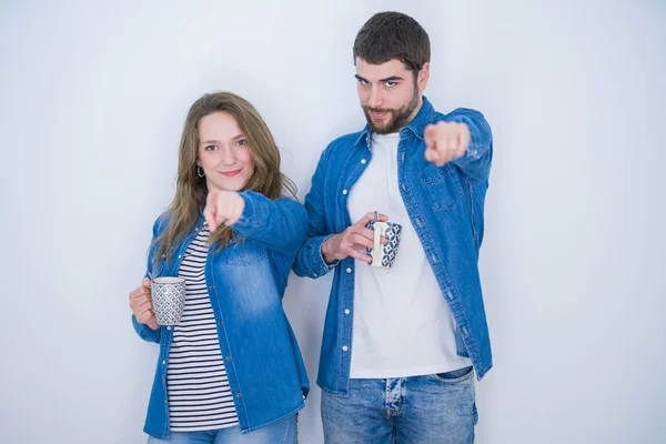 Jovem Casal Bonito Beber Uma Xícara Café Sobre Fundo Isolado — Fotografia de Stock