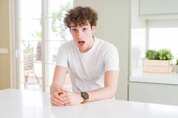 Joven Hombre Guapo Vistiendo Camiseta Blanca Casa Asustado Sorprendido Con — Foto de Stock