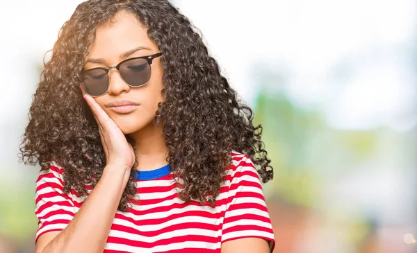 Joven Hermosa Mujer Con Pelo Rizado Con Gafas Sol Pensando —  Fotos de Stock