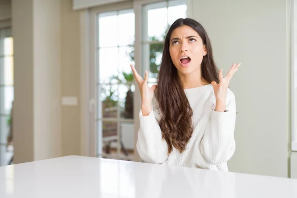 Jonge Mooie Vrouw Thuis Witte Tafel Gek Boos Schreeuwen Schreeuwen — Stockfoto