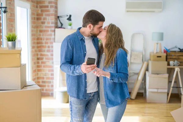 Ungt Par Flyttar Till Ett Nytt Hus Med Hjälp Smartphone — Stockfoto