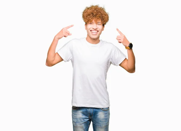 Joven Hombre Guapo Con Pelo Afro Usando Casual Camiseta Blanca —  Fotos de Stock