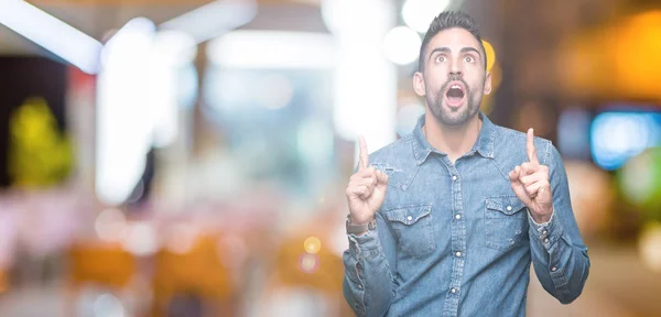 Junger Gutaussehender Mann Mit Isoliertem Hintergrund Der Erstaunt Und Überrascht — Stockfoto