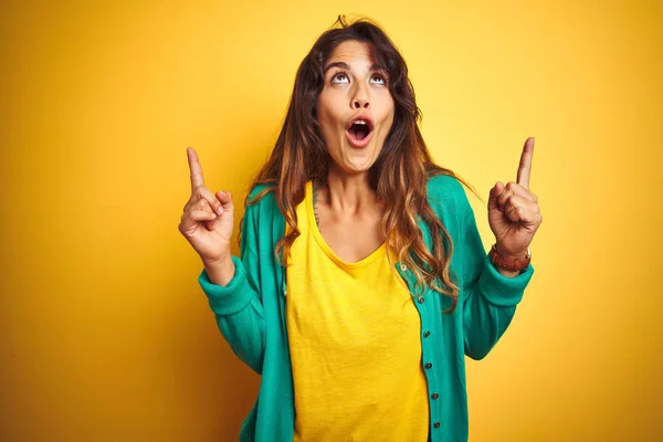 Giovane Donna Che Indossa Shirt Maglione Verde Piedi Sfondo Ingiallito — Foto Stock